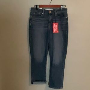 NWT Signature by Levi Strauss mid rise capri SIZE 6/ W28 with whiskering.